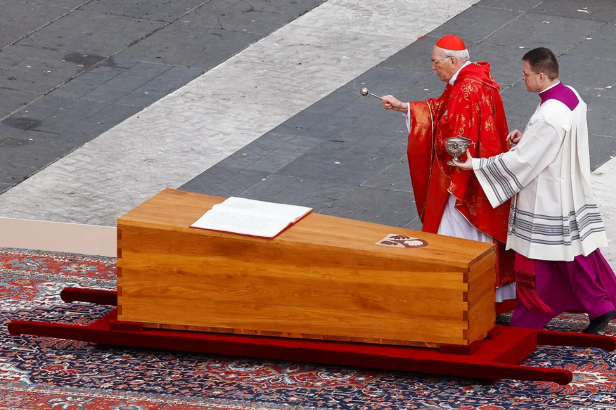 Cardeal Giovani Battista benze o caixão de Bento XVI durante o funeral do papa emérito, em 5 de janeiro de 2023.