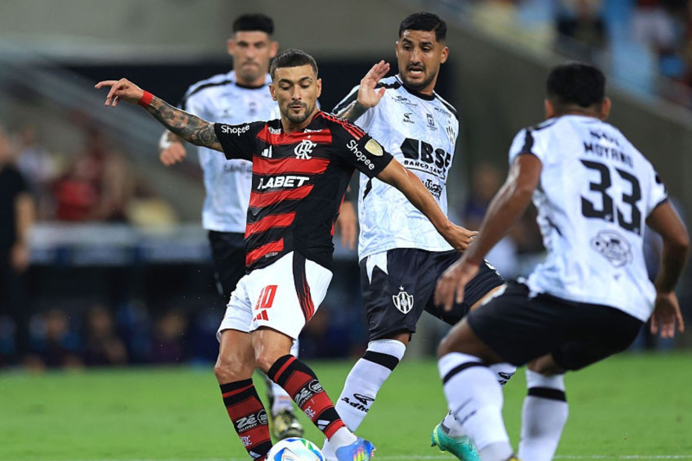 A equipe carioca perdeu o jogo de ida, em casa, por 2 a 1