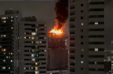 Incêndio atinge prédio em construção em Recife