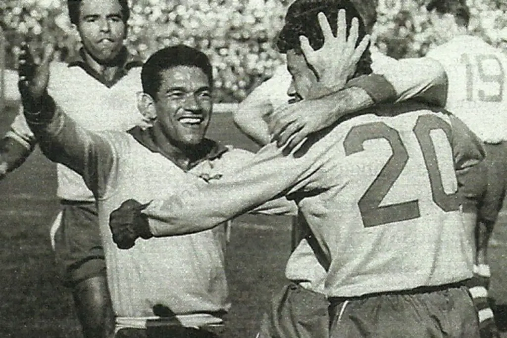 Vavá e Garrincha e Amarildo, em abraço entre jogadores da Seleção Brasileira. (Imagem: Placar)