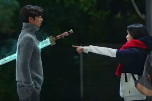 A personagem Ji Eun-Tak em encontro com Kim shin ver a espada cravada em seu peito