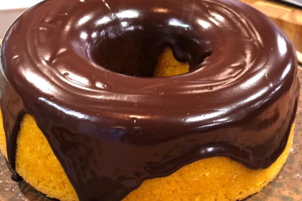 Bolo de Cenoura com calda de chocolate pronto - - Imagem_ yandex