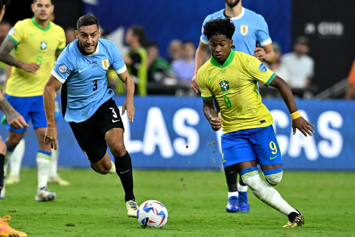 Jogadores de Brasil e Uruguai disputando a bola em partida de futebol pelas Eliminatórias da Copa do Mundo de 2026