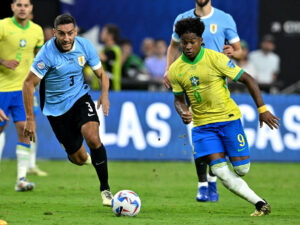 Jogadores de Brasil e Uruguai disputando a bola em partida de futebol pelas Eliminatórias da Copa do Mundo de 2026