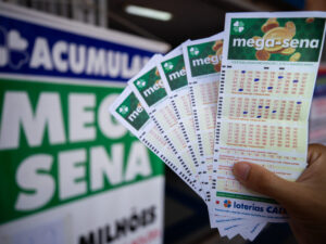 bilhetes da mega sena com informativo no fundo, de que acumulou