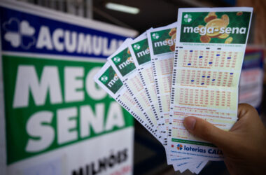 bilhetes da mega sena com informativo no fundo, de que acumulou