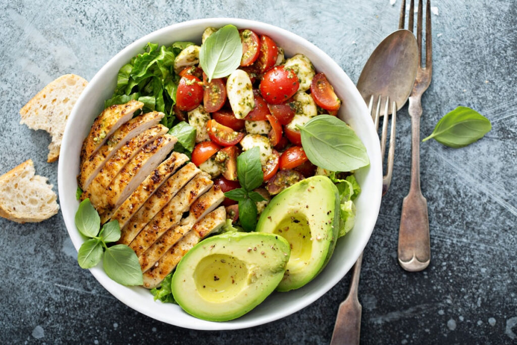 Uma deliciosa Salada refrescante com abacate e frango sobe a mesa