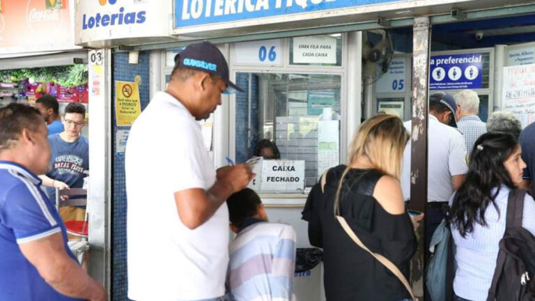 pessoas em uma fila de uma casa loterica para jogar nas loterias