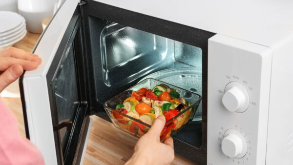 Evite esses 5 alimentos no micro-ondas para não correr riscos à saúde