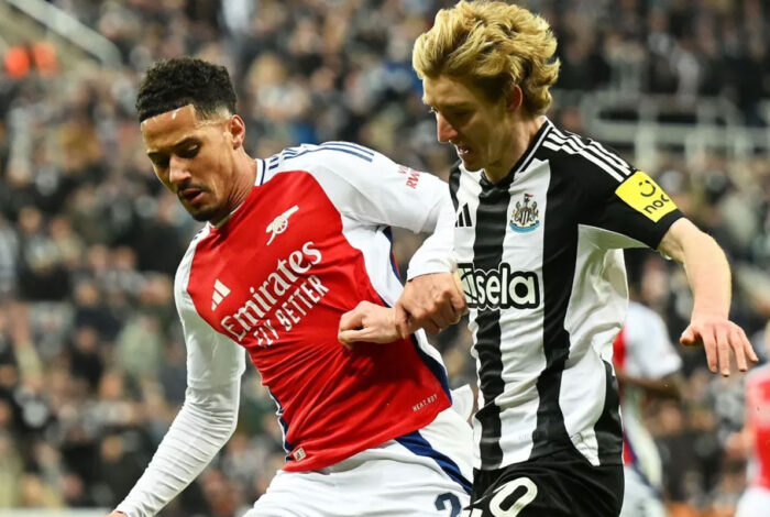 Gordon e Saliba em lance de Newcastle 2 x 0 Arsenal