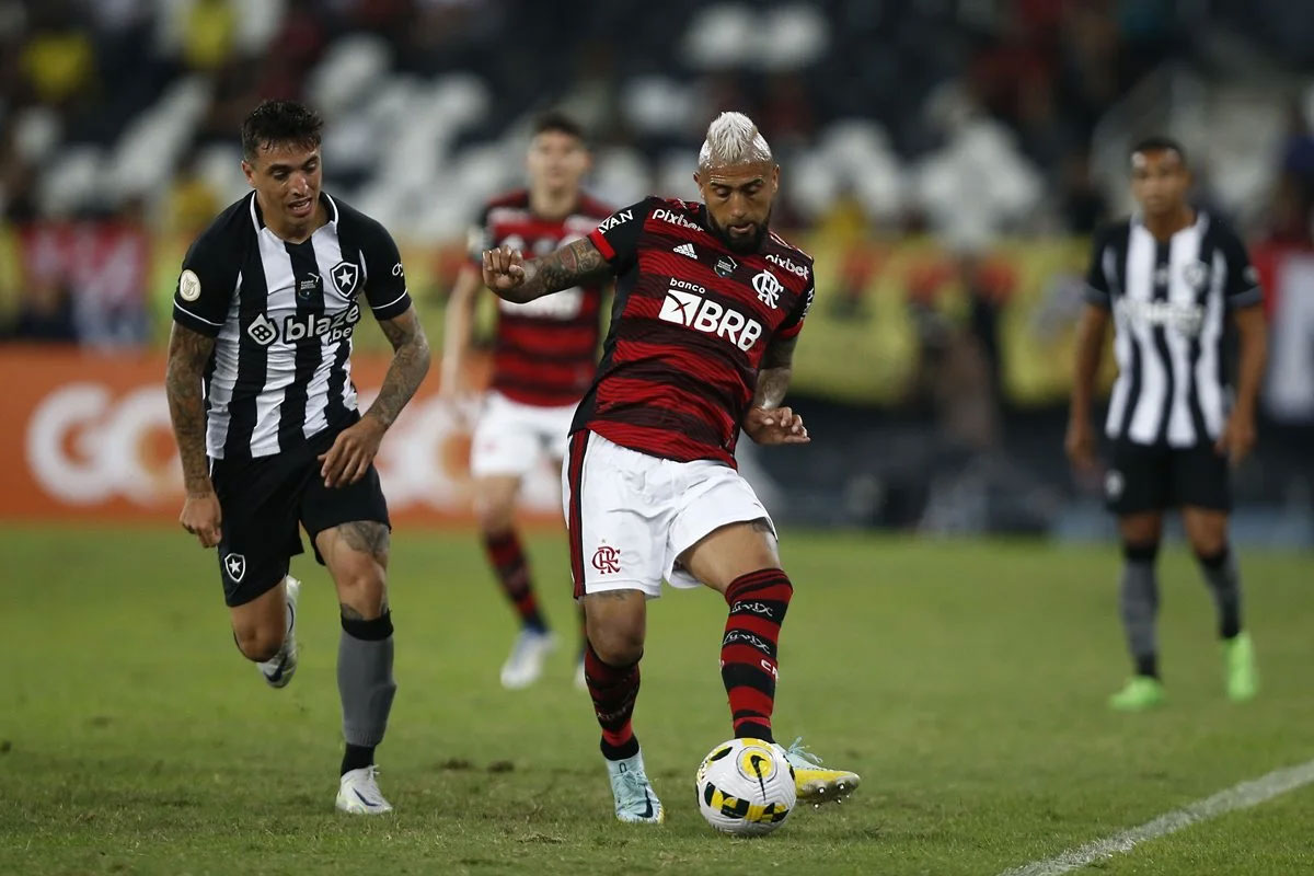 Flamengo e Botafogo se enfrentam em clássico pelo Carioca; veja onde assistir e escalações