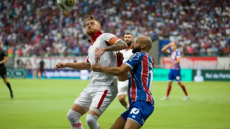 Jogadores de Bahia e América-RN disputam a posse de bola em partida válida pela Copa do Nordeste, na Arena Fonte Nova.