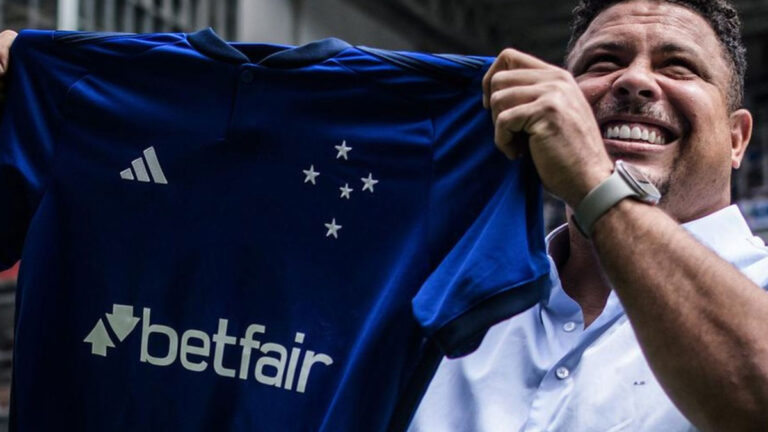 Ronaldo Fenômeno, segurando a camisa oficial do clube Cruzeiro