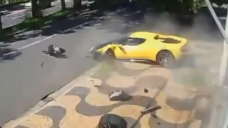 colisão de uma ferrari em portao