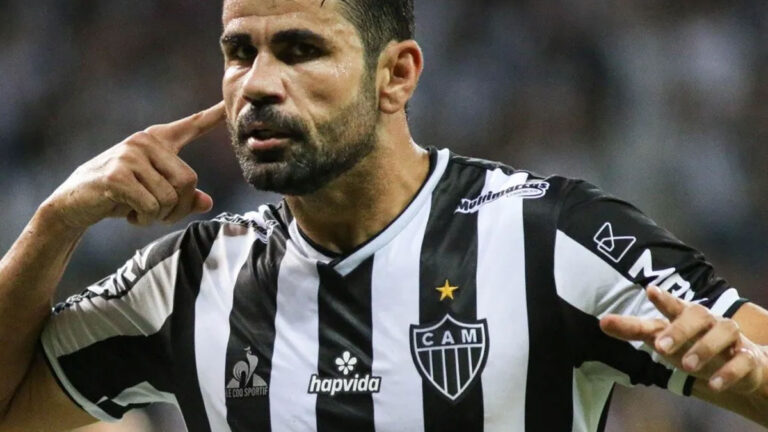 Diego costa comemora gol pelo GALO