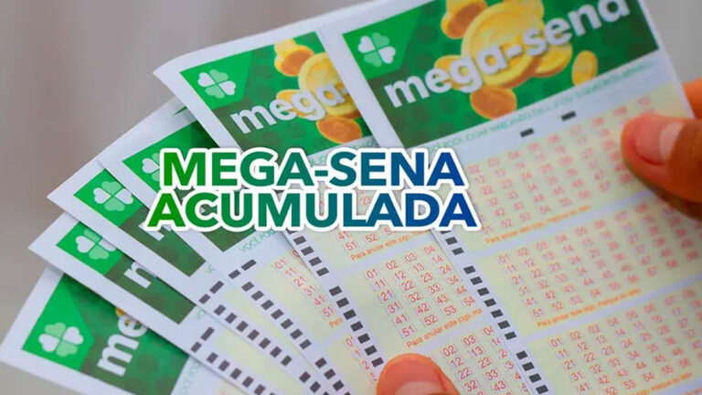 Cartões de aposta da Mega-Sena acumulada, com destaque para o texto 'Mega-Sena Acumulada' sobre os bilhetes preenchidos