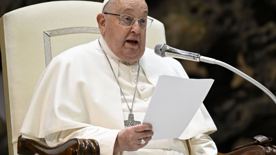 Papa Francisco Apresenta Melhora Após Internação por Pneumonia