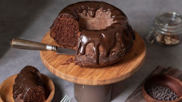 Receita de Bolo de Chocolate Com Cobertura, Fácil e Rápido