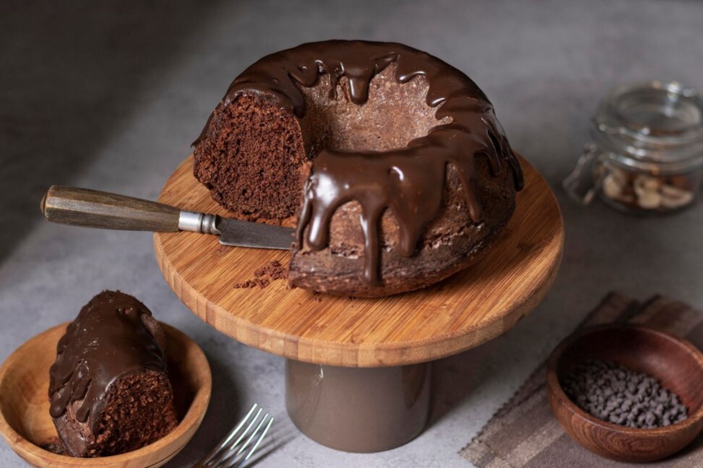 Bolo de chocolate com cobertura cremosa