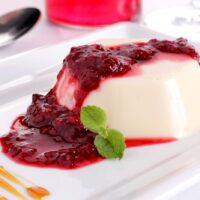 Pudim de Chocolate Branco com Morango: Uma Sobremesa Sofisticada e Inesquecível