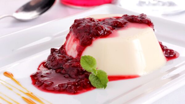 Pudim de Chocolate Branco com Morango: Uma Sobremesa Sofisticada e Inesquecível