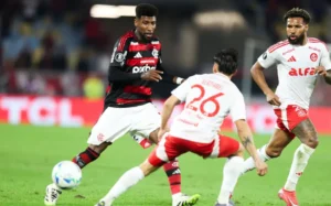 Emerson Royal explica vaias da torcida do Flamengo após derrota: “Eu estava só para ajudar”
