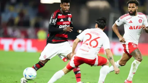 Emerson Royal explica vaias da torcida do Flamengo após derrota: “Eu estava só para ajudar”