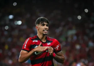 Filipe Luís agita o Flamengo: Reforço relacionado e conversa com Paquetá reacende esperança de volta ao Mengão!