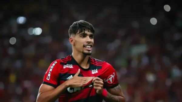Filipe Luís agita o Flamengo: Reforço relacionado e conversa com Paquetá reacende esperança de volta ao Mengão!
