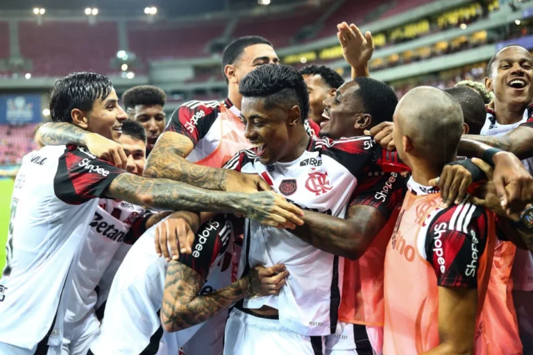 Douglas Telles: Da Base do Fla aos 17 gols no Sub-17, atacante celebra 1º gol profissional e mira sequência no time principal