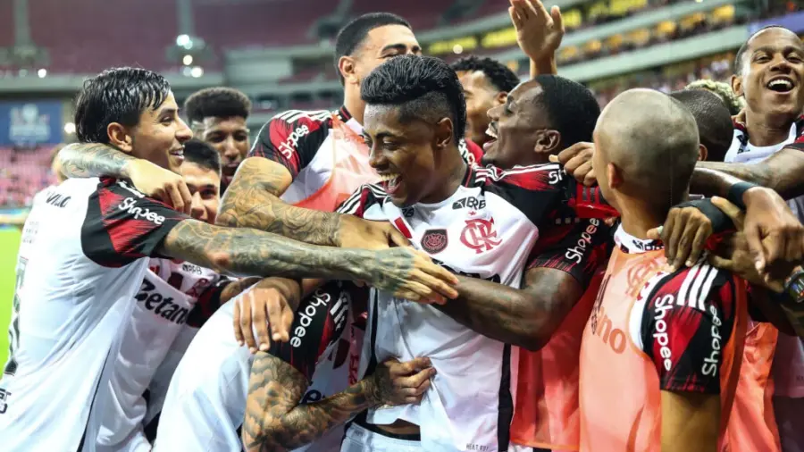 Douglas Telles: Da Base do Fla aos 17 gols no Sub-17, atacante celebra 1º gol profissional e mira sequência no time principal