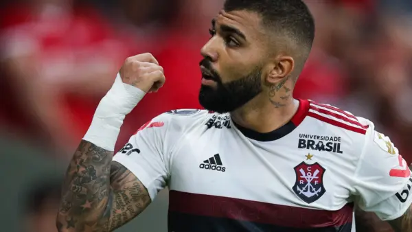 Flamengo assume liderança do Brasileirão após goleada de 5 a 1 e Palmeiras sente pressão na reta final
