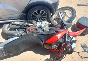 Acidente em Rodovia de Aracaju: Carro e Moto Colidem, Deixando 2 Feridos; Samu e BPRv Atuam