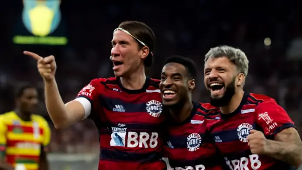 Flamengo assume a liderança do Brasileirão com goleada sobre o Sport e 71 pontos! Filipe Luís explica estratégia mental e rivalidades