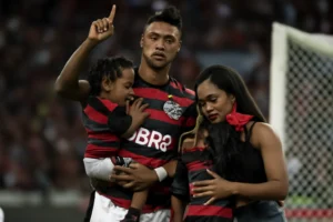 Bruno Henrique, do Flamengo, desabafa após goleada: “A resposta que tenho que dar é dentro de campo”, 1 gol e apoio familiar salvam o atacante de críticas pesadas