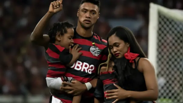 Bruno Henrique, do Flamengo, desabafa após goleada: “A resposta que tenho que dar é dentro de campo”, 1 gol e apoio familiar salvam o atacante de críticas pesadas