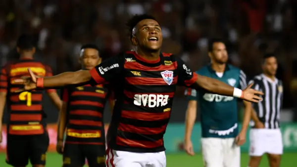 Flamengo dispara na corrida pelo título do Brasileirão após goleada no Sport e derrota do Palmeiras, que mantém 68 pontos, novo líder encara Fluminense