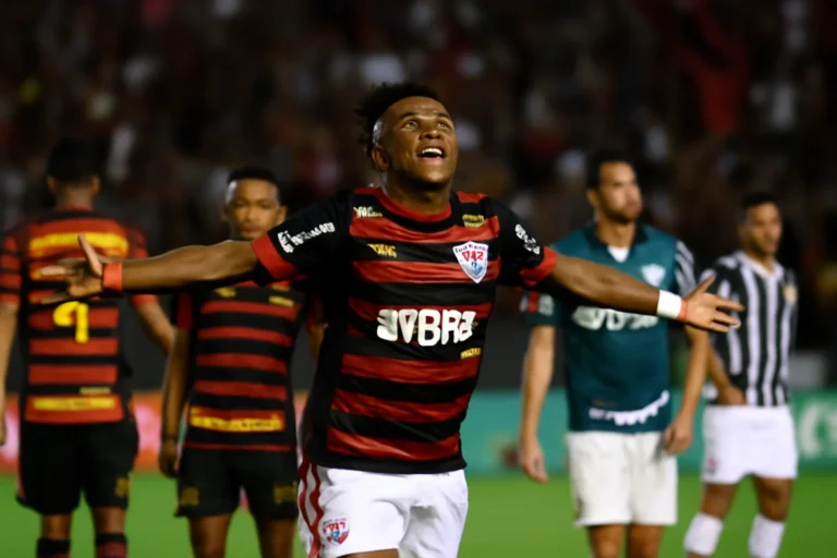 Flamengo dispara na corrida pelo título do Brasileirão após goleada no Sport e derrota do Palmeiras, que mantém 68 pontos, novo líder encara Fluminense