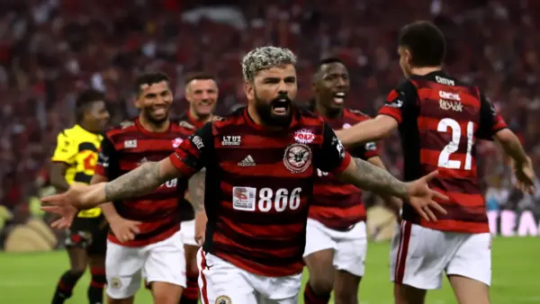 Flamengo manda recado à CBF: goleada por 5 a 1 sobre o Sport, liderança com 71 pontos e reação à mudança na arbitragem do Brasileirão