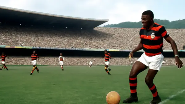 Maracanã e Flamengo: 75 anos de paixão, recorde de 194.603 espectadores em 15/12/1963, títulos em 1953-55 e Dida com 254 gols