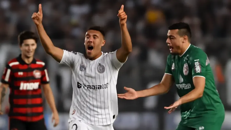 Palmeiras perde liderança após derrota por 1 a 0 para o Santos, reclama pênalti não marcado por Raphael Claus e vê Flamengo reassumir com 71 pontos