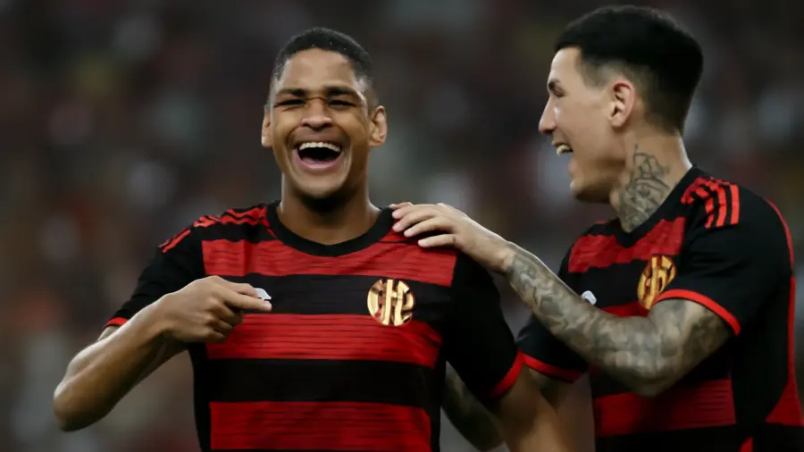 Juninho volta a marcar após 3 de abril, Pulgar provoca com ‘Uma massagem, irmão?’: interação explodiu nas redes e agita o Flamengo antes do Fla-Flu