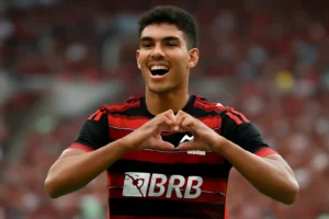 Douglas Telles, 18 anos, marca primeiro gol pelo Flamengo e dedica vitória à tia Viviane; multa rescisória de 90 milhões de euros, segundo Coluna do Fla