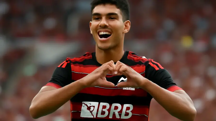 Douglas Telles, 18 anos, marca primeiro gol pelo Flamengo e dedica vitória à tia Viviane; multa rescisória de 90 milhões de euros, segundo Coluna do Fla