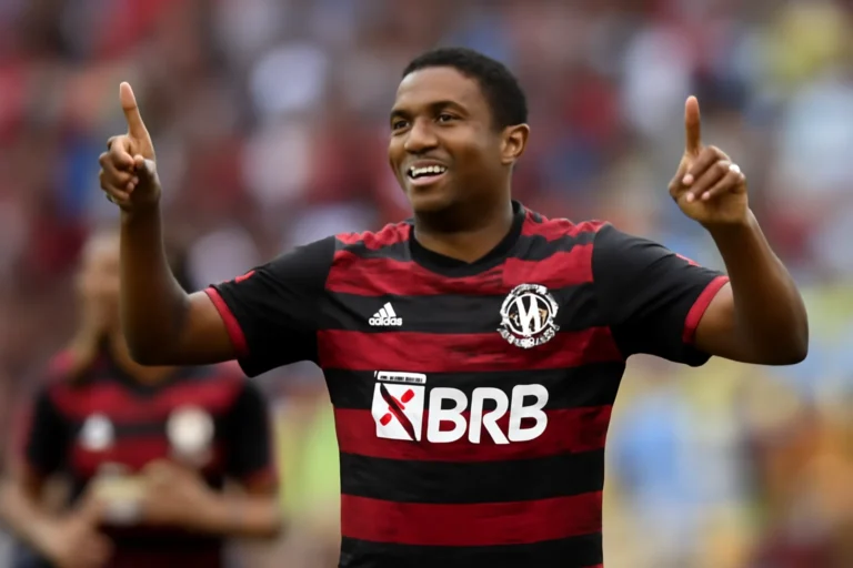 Douglas Telles, joia do Flamengo, estreia com gol e multa de €90 mi, celebra ‘1ª volta por cima’ e conta planos, família e lições com Filipe Luís