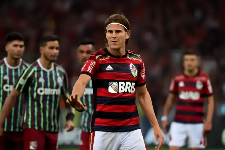 Filipe Luís define time titular do Flamengo para clássico com Fluminense, com dúvidas por Arrascaeta, Varela e Viña, jogo 19/11 às 21h30