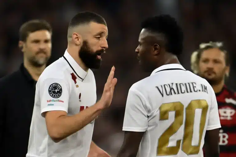 Benzema defende Vinicius Júnior após polêmica com Xabi Alonso, explica reação do atacante e avalia impacto, enquanto Flamengo foca clássico com o Fluminense