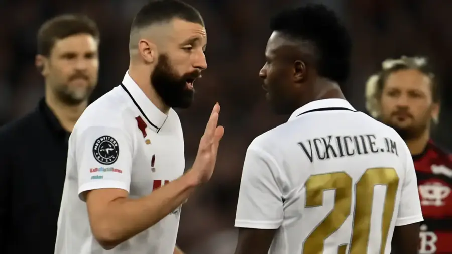 Benzema defende Vinicius Júnior após polêmica com Xabi Alonso, explica reação do atacante e avalia impacto, enquanto Flamengo foca clássico com o Fluminense