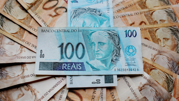 Salário mínimo de R$ 1.621 começa a ser pago nesta segunda-feira; veja impactos