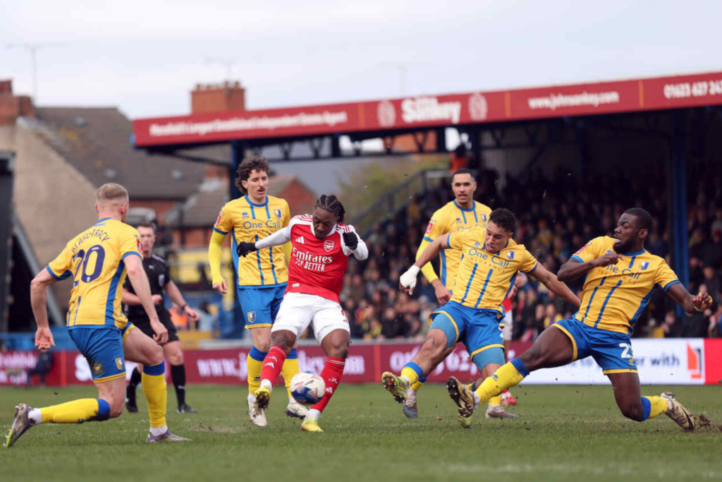 Arsenal Sofre, Mas Vence Time da 3ª Divisão e Avança na FA Cup, Sonhando com Títulos